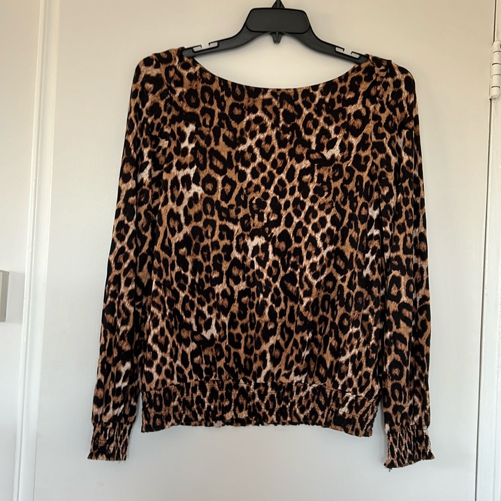 Women’s leopard print top with boat neck shirred hem and cuffs. Size L.